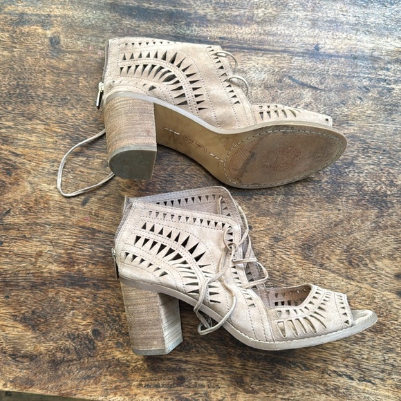 Vince Camuto Taupe Laser Cut Laced Boots Open Toe Block Heels Size 7.5-8 - Picture 3 of 10